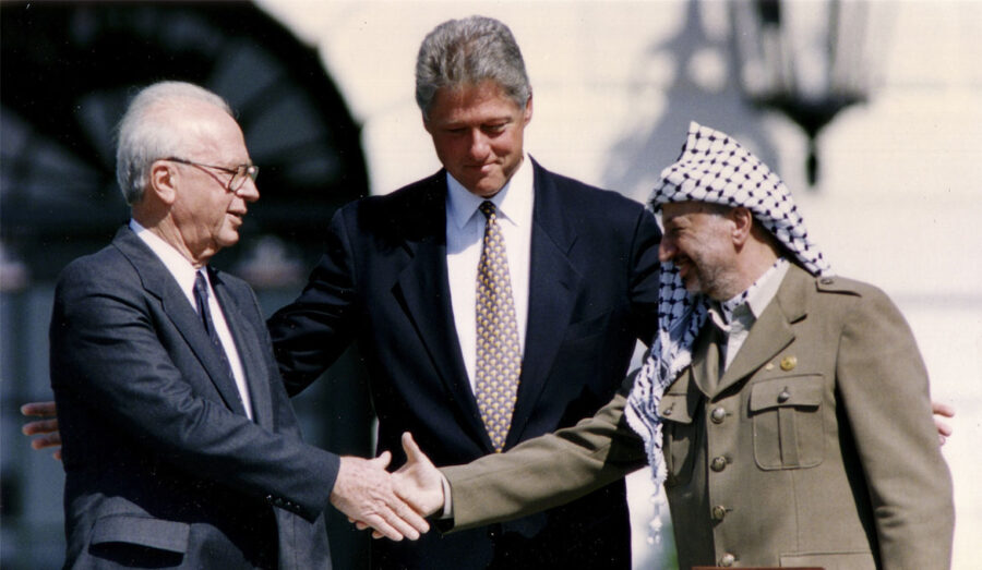 Bild: 1993, tvåstatslösningen i hamn: Shimon Peres (Israel), Bill Clinton (USA) och Yasser Araft (PLO). Foto: Brookings.edu