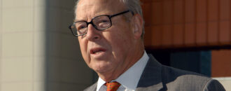 Hans Blix. Foto (beskuret): Dean Calma, IAEA. Licens: CC BY 2.0 Deed