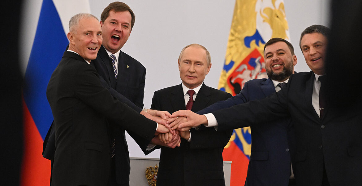 President Vladimir Putin med de ryskinstallerade ledarna för de fyra regionerna. Foto: council.gov.ru