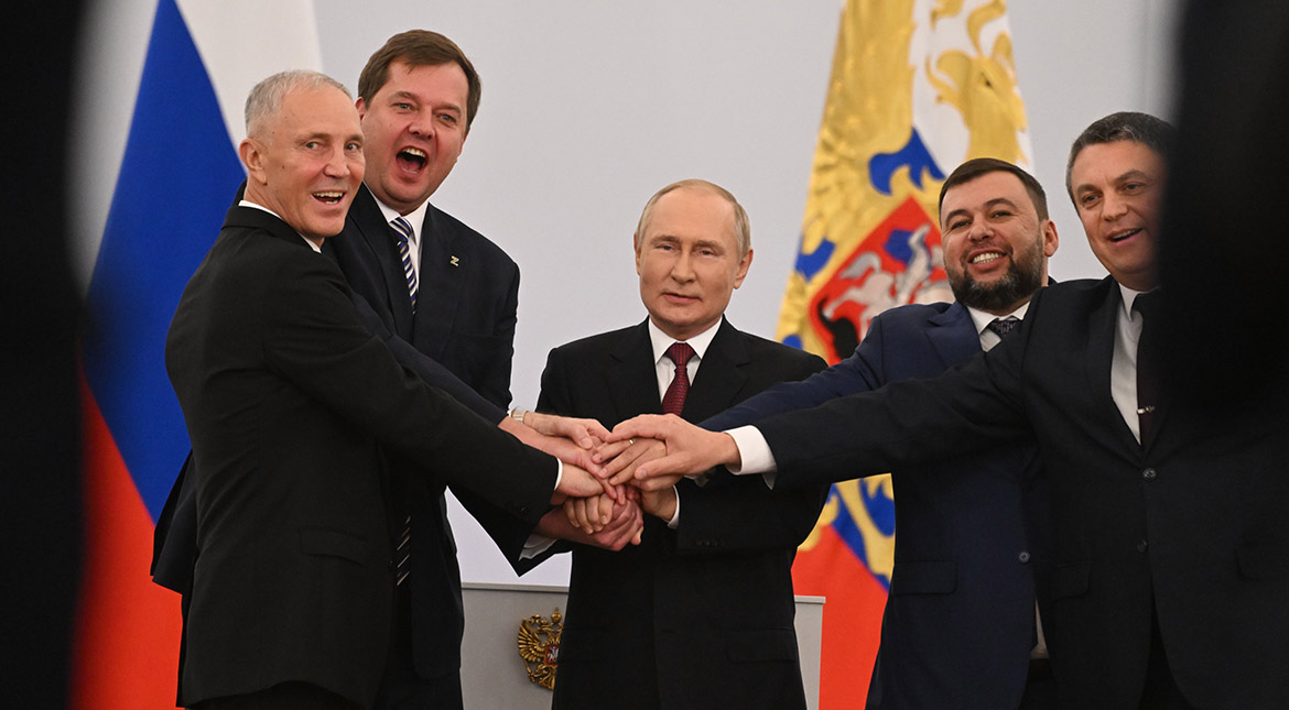 President Vladimir Putin med de ryskinstallerade ledarna för de fyra regionerna. Foto: council.gov.ru
