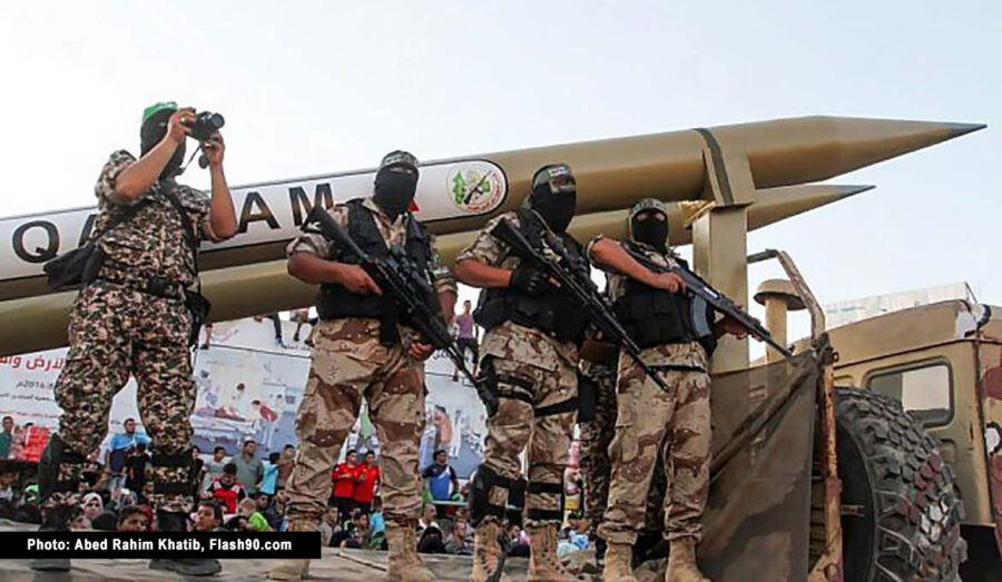 Palestinska medlemmar av al-Qassam-brigaderna (Hamas). Ett fullskaligt krig mot Hamas kan få enorma internationella konsekvenser. 