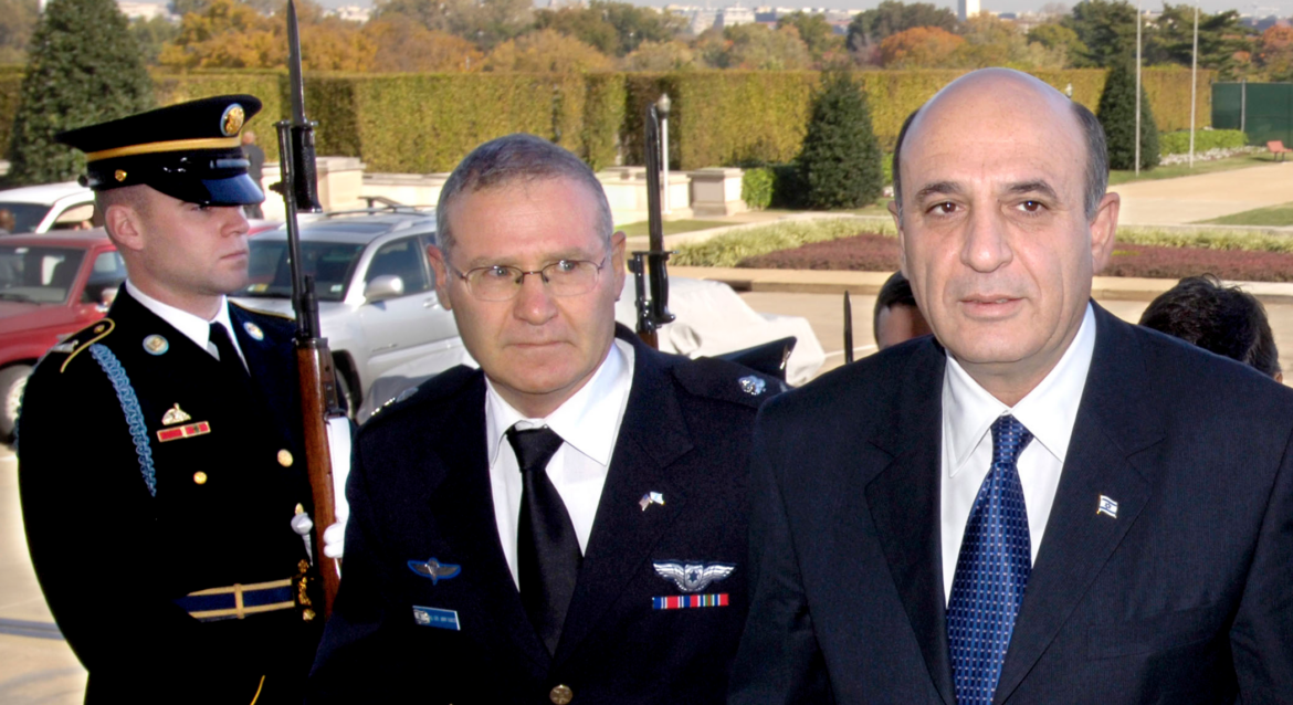 Försvarsattachén vid Israels ambassad generalmajor Amos Yadlin och Israels försvarsminister Shaul Mofaz