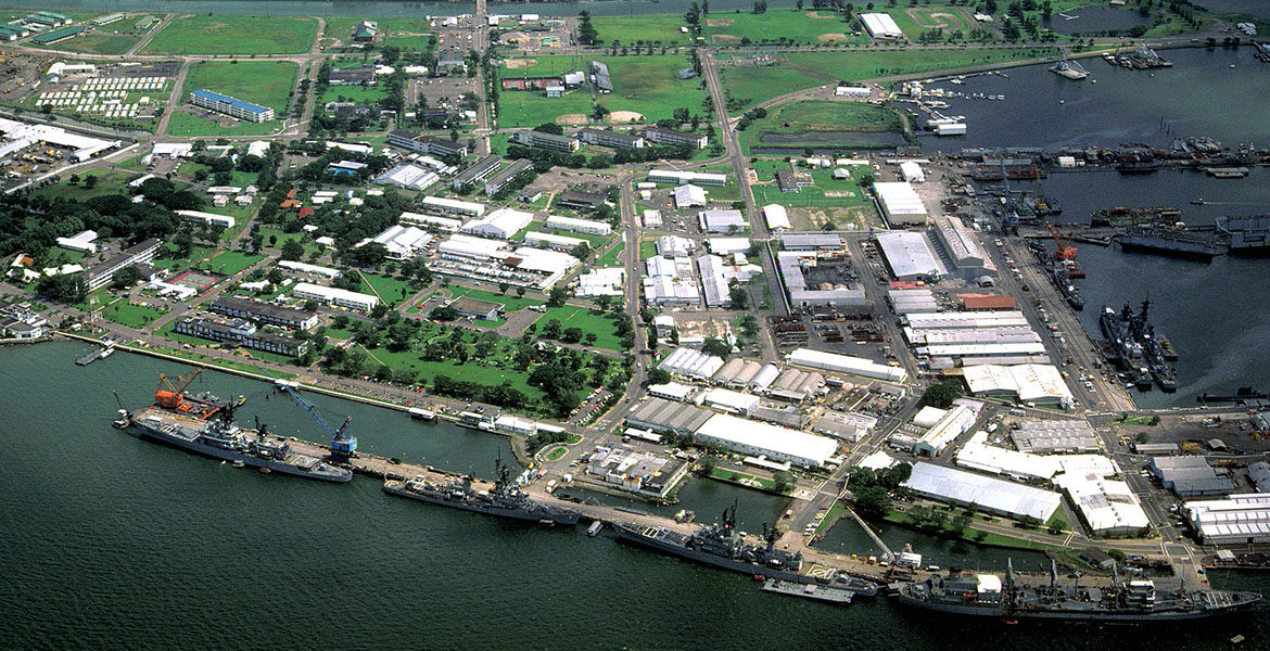 Vy över marinbasen, Subic Bay, med staden Olongapo i bakgrunden.