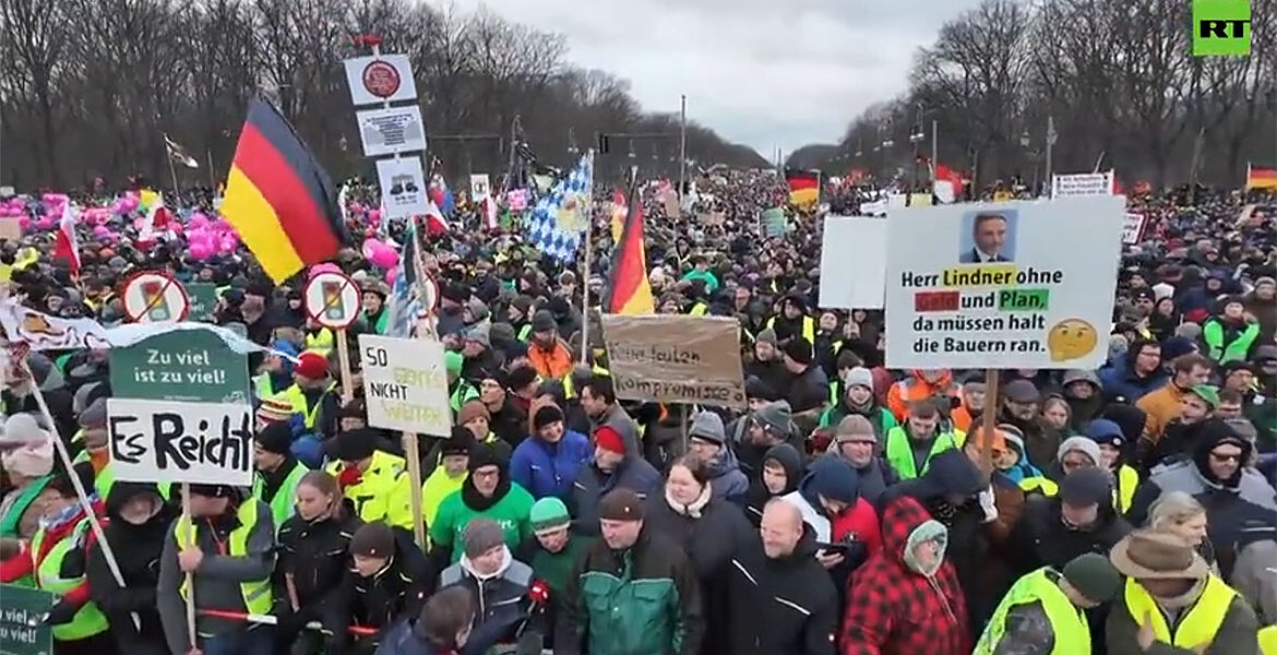 Tyska bönder protesterar i Berlin 16 jan 2024, mot nedskärningar. Bild: RT