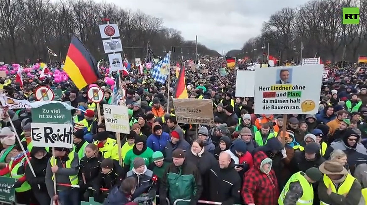Tyska bönder protesterar i Berlin 16 jan 2024, mot nedskärningar. Bild: RT