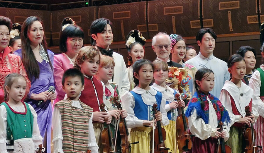 Kinesiska artister med svenska barn i folkdräkter på Konserthuset i Stockholm. I bild finns även Dan Larhammar, Kungliga Vetenskapsakademien. Foto: Torbjörn Sassersson
