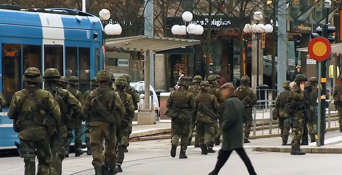Soldater i stadsmiljö, Stockholm.