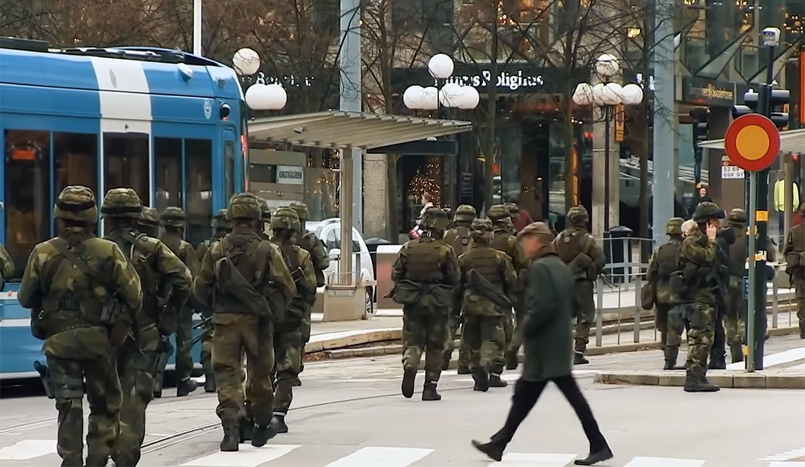 Soldater i stadsmiljö, Stockholm.