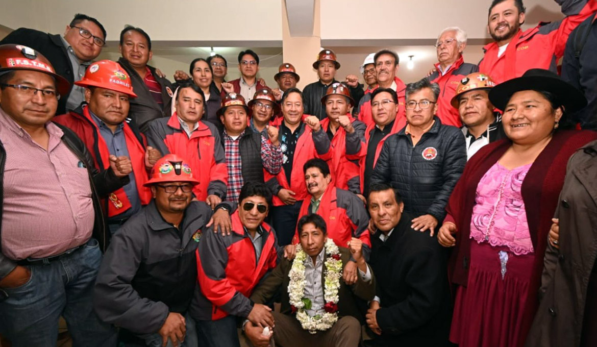 Arbetare och Bolivias president. Foto: presidencia.gob.bo