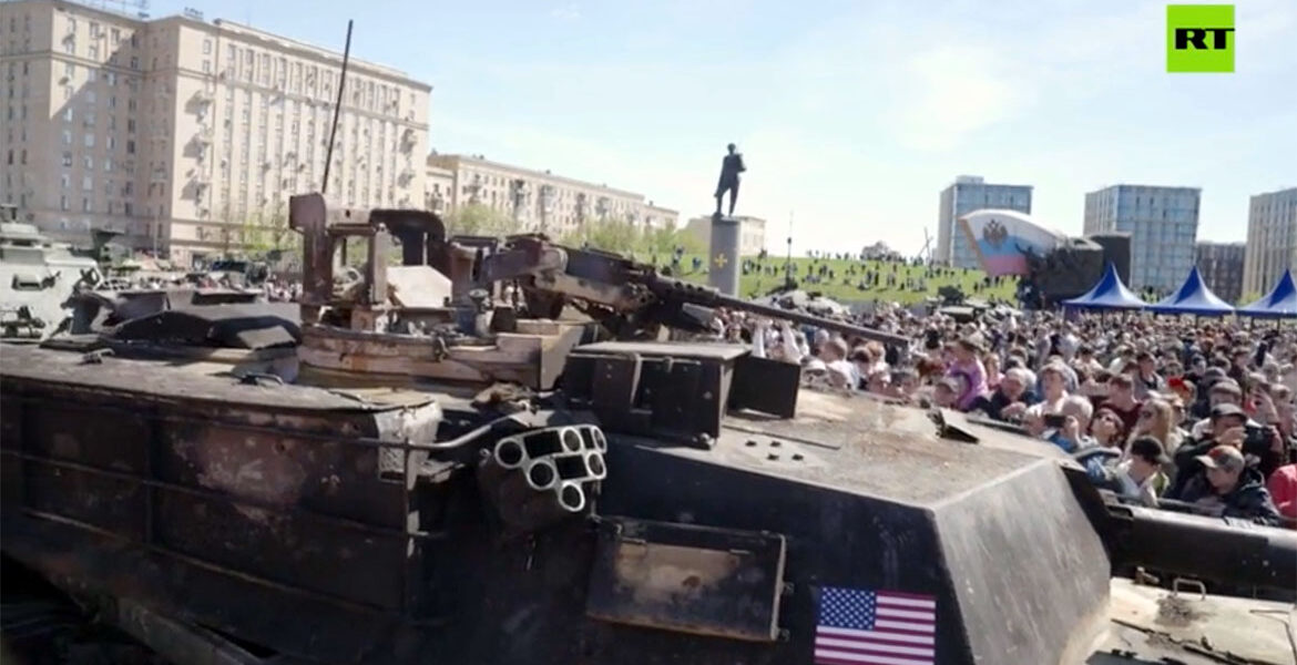 Västalliansens beslagtagna krigsmaskiner visas upp i Moskva, maj 2024.