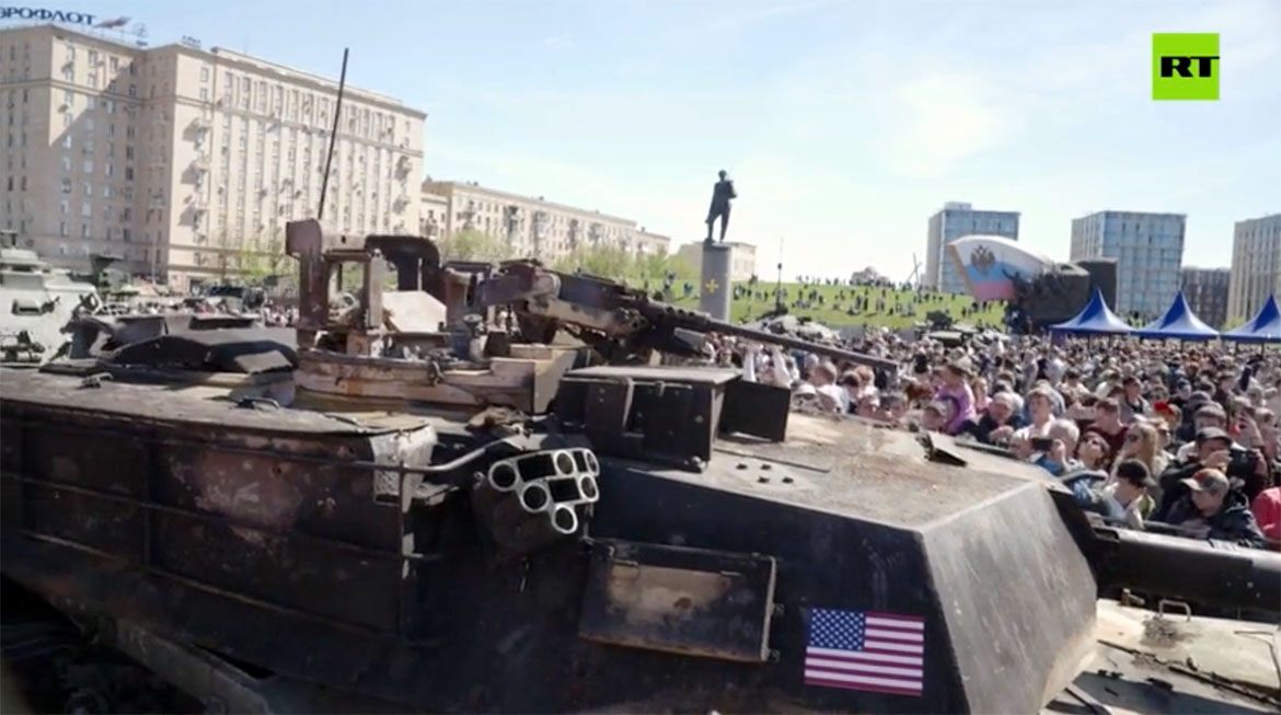Västalliansens beslagtagna krigsmaskiner visas upp i Moskva, maj 2024.