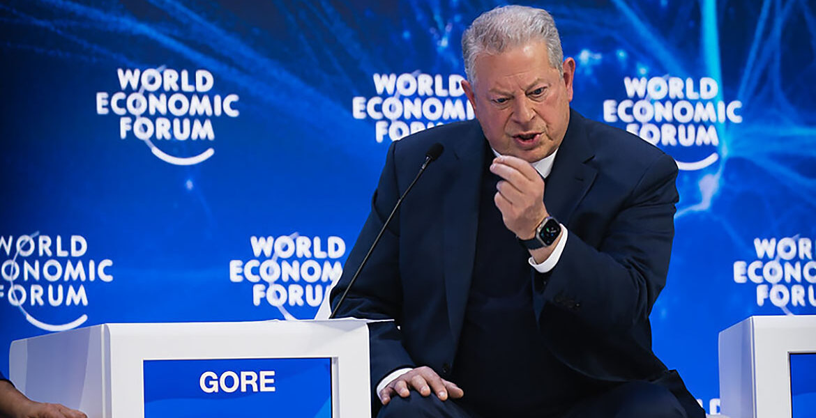 Al Gore talar under en WEF-konferens i februari 2024.
