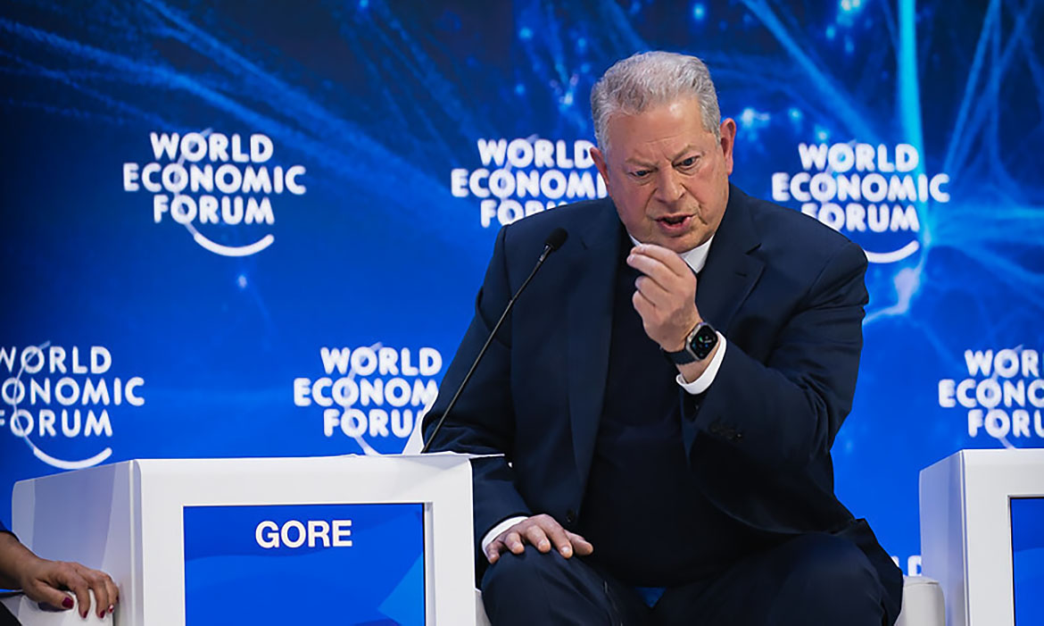 Al Gore talar under en WEF-konferens i februari 2024.