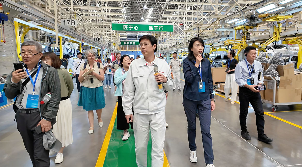 Huvudansvarig Luo Haitian på bilfabriken GAC Motor i Xinjiang. Foto: T. Sassersson, NewsVoice