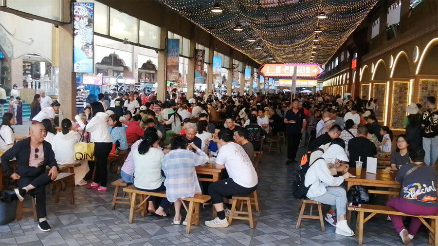 Grand Bazar i Urumqi, Xinjiangs huvudstad. Foto: T. Sassersson