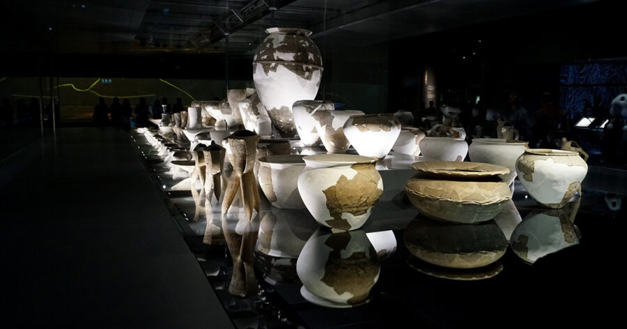 Sanxingdui ancient pots, 1250 BC. Photo by T. Sassersson, NewsVoice