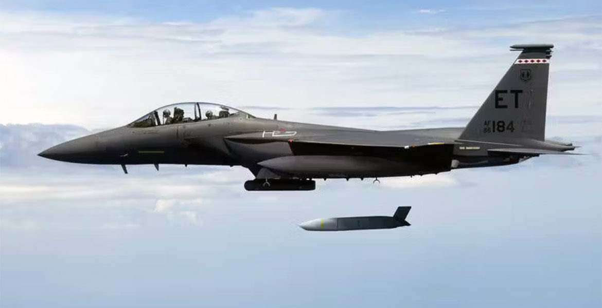 Långdistansmissilen JASSM avfyras från ett F-16-plan. JASSM har en räckvidd å upp till 800 km.