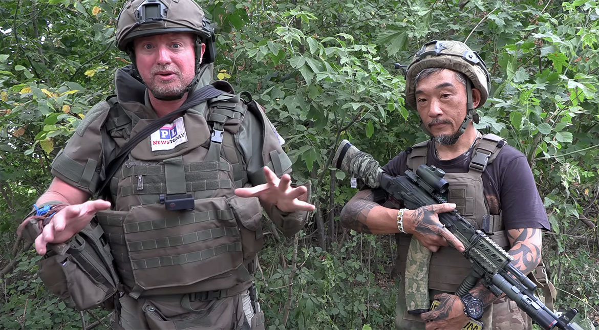 Patrick Lancaster and a Japanese special forces soldier in Kursk.