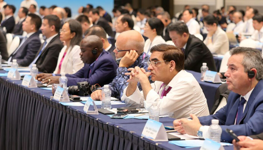 T. Sassersson will attend a BRI event in China in 2024. Pictured: Donat Maganya, editor-in-chief of Le Renouveau de Burundi, Burundi (left), and Makhddom Babar, editor-in-chief of the Daily Mail, Pakistan. Photo: Weng Qiyu, People's Daily