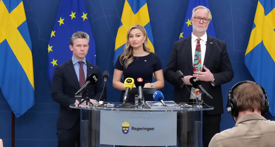 Näringsminister Ebba Busch, integrationsminister Johan Pehrson (th) och försvarsminister Pål Jonson (tv).