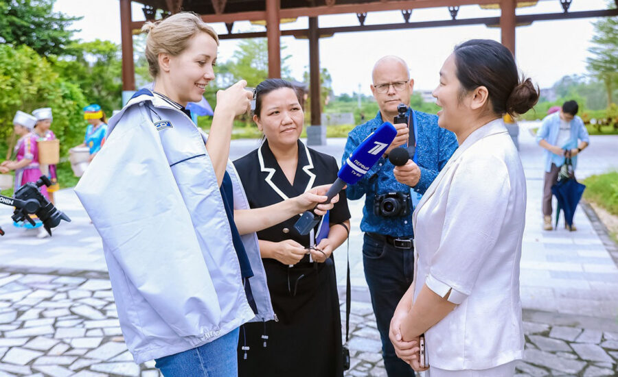 NewsVoice besöker den ekologiska teträdgården Minghuang i Lianjiang, nära Zhanjiang i södra Kina, tillsammans med kinesiska och utländska journalister. Foto: chinadaily.com.cn