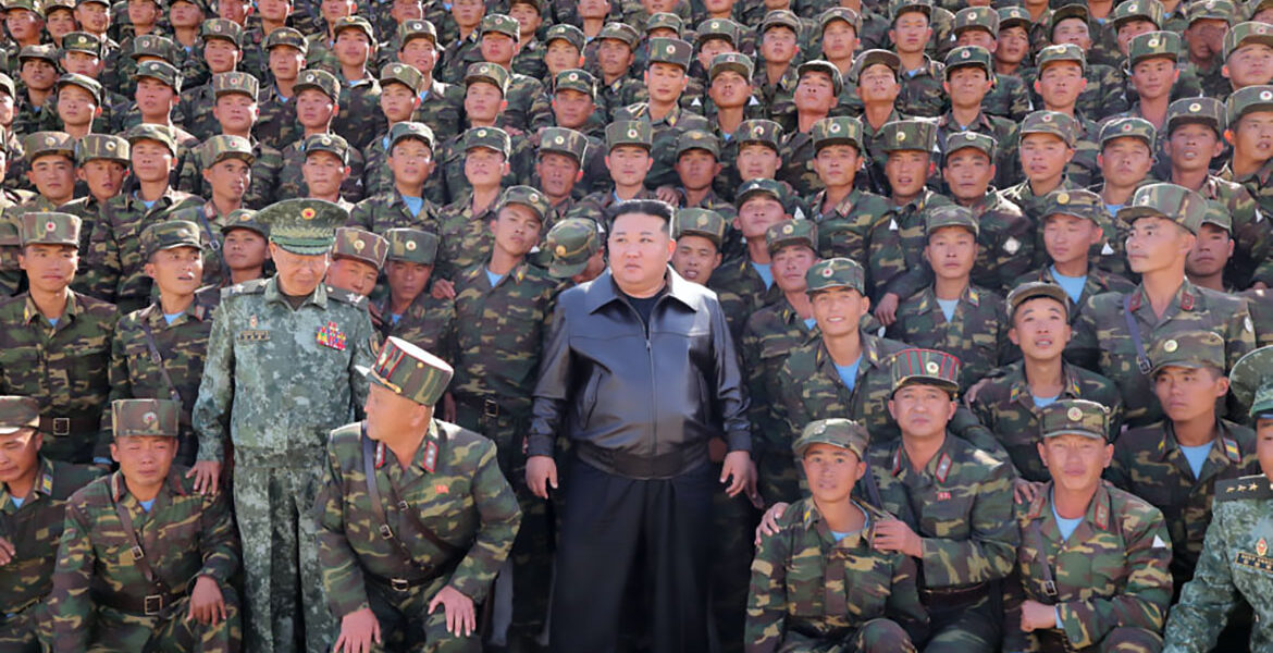 Nordkoreas ledare Kim Jong-Un poserar med trupper