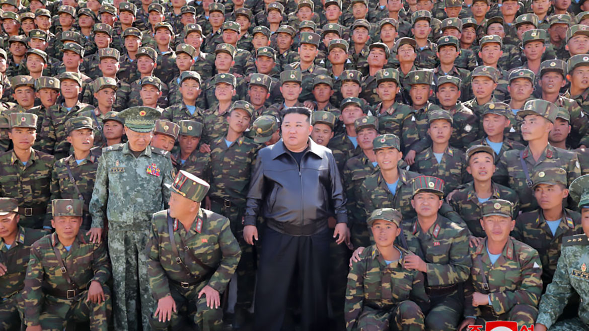 Nordkoreas ledare Kim Jong-Un poserar med trupper