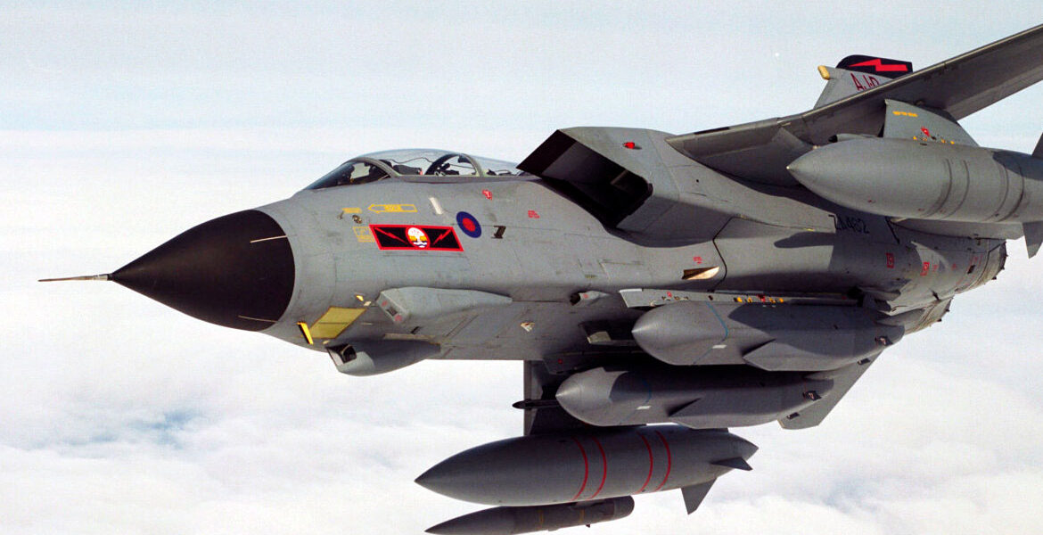 Figther jet with two Storm Shadow missiles mounted in the center.