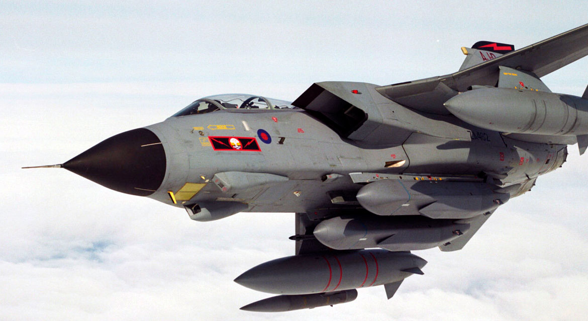 Figther jet with two Storm Shadow missiles mounted in the center.