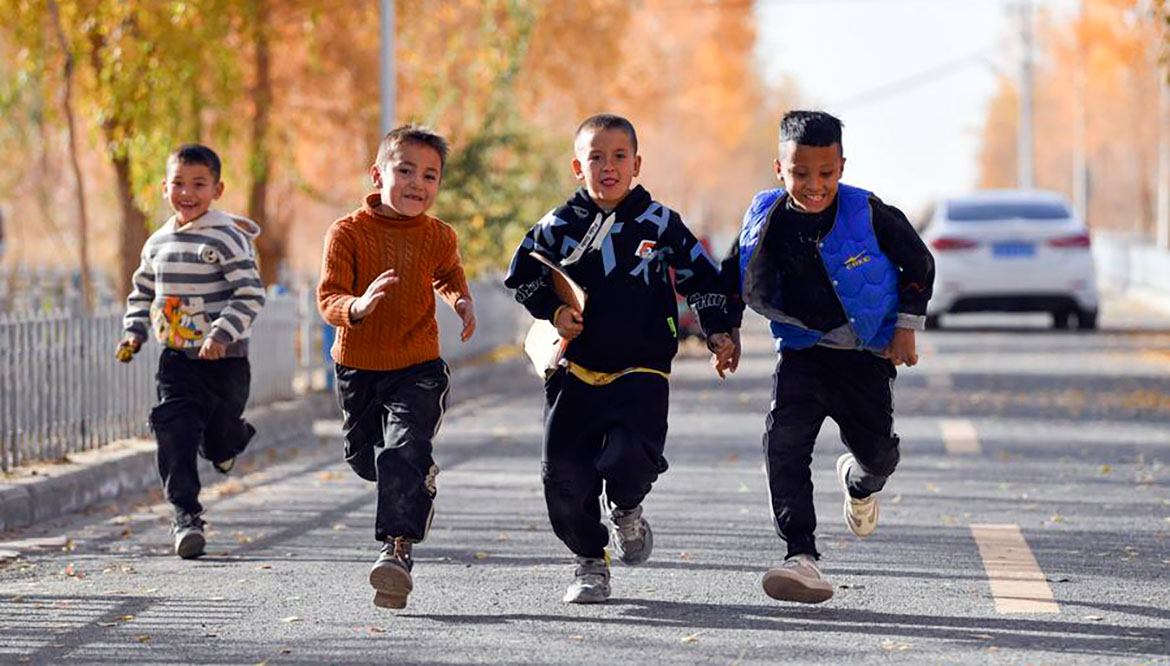 Children in Daliyabuyi Village, Yutian County of northwest China's Xinjiang Uygur Autonomous Region, Nov. 9, 2024 . Photo: Xinhua, Hu Huhu