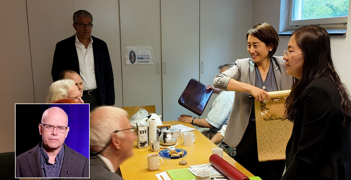 Yan Yinghua, the Deputy Secretary General of the CPAPD (holding artwork) together with Research Fellow Wong Tsing.