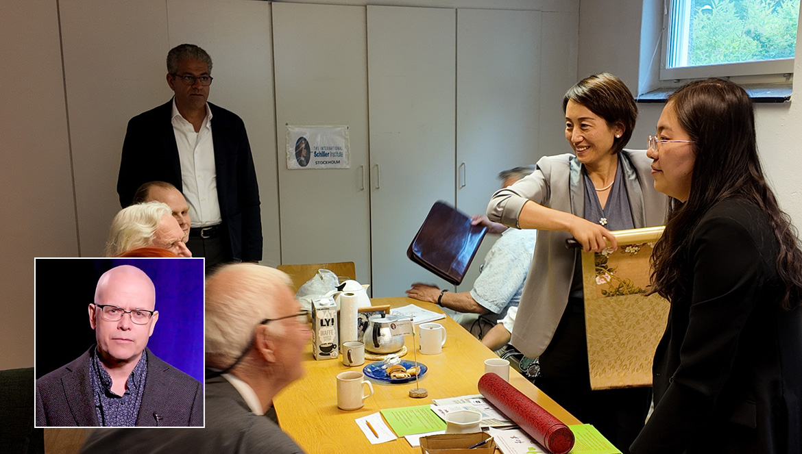 Yan Yinghua, the Deputy Secretary General of the CPAPD (holding artwork) together with Research Fellow Wong Tsing.
