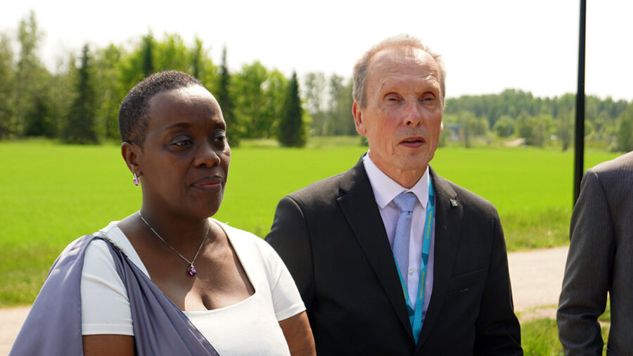 Diane Gashumba, Rwandas ambassadör i den nordiska länderna och Henry Westlin, stadsingenjör i Vantaa Stad.