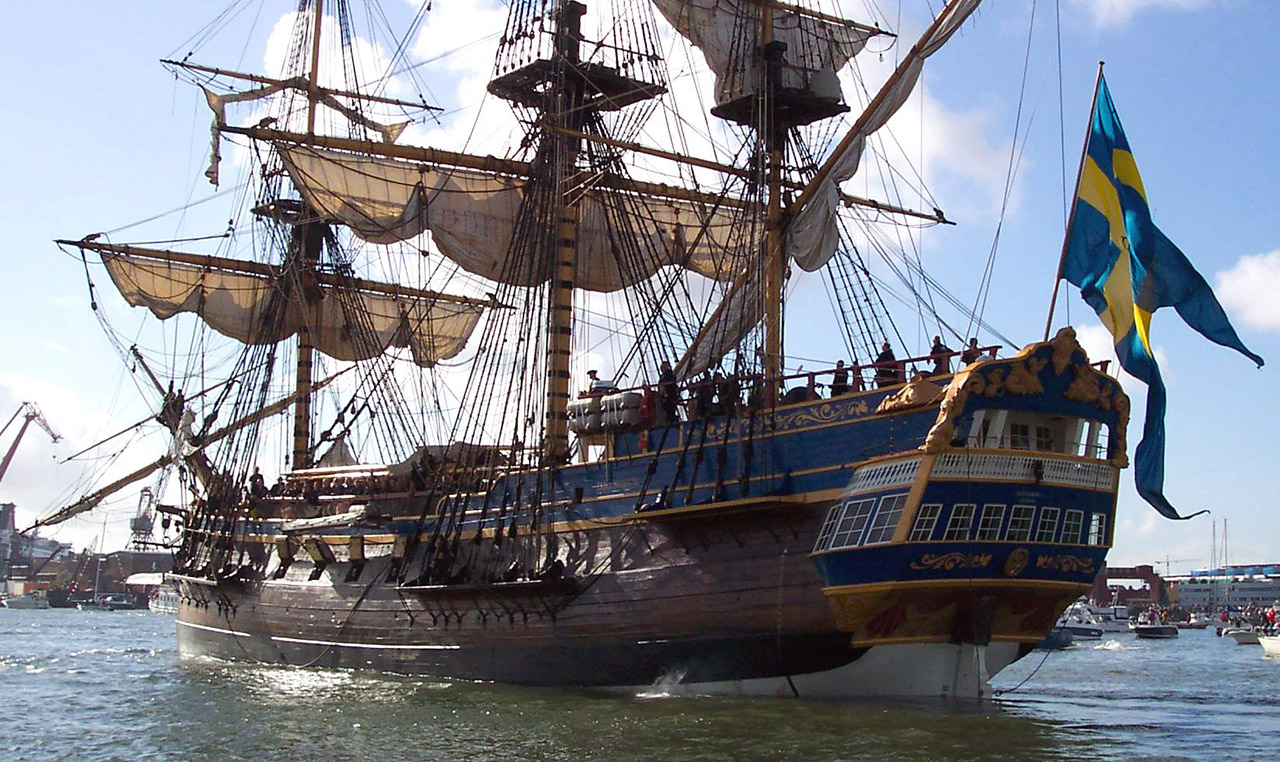 Replikan av Ostindienfartyget Götheborg lämnar Göteborg för Kina, 2 oktober 2005. Foto: Kjell André, CC BY-SA 3.0, Wikimedia