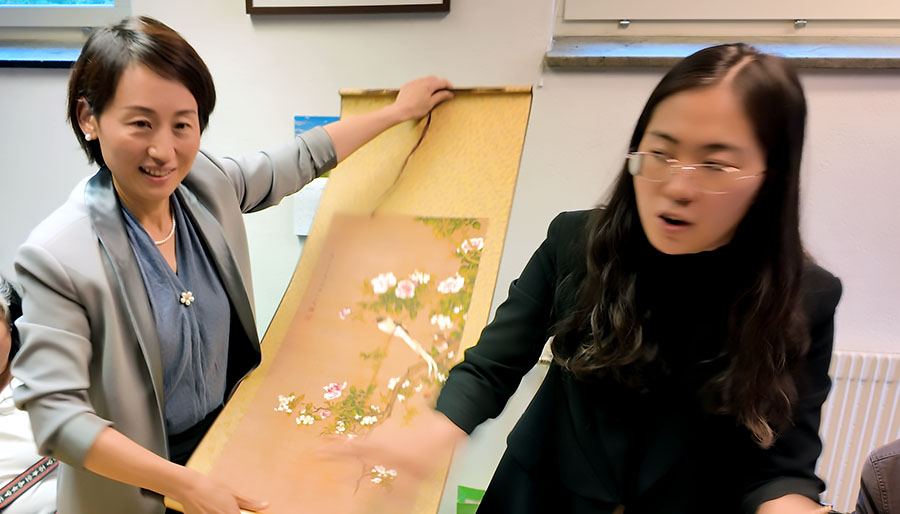 Yan Yinghua, vice generalsekreterare för CPAPD (till vänster), och forskaren Wong Tsing visade kinesisk konst för Schillerinstitutet i Sverige. Foto: NewsVoice
