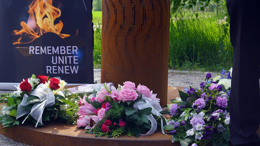 Blommor lades vid minnesmäret för folkmordet i Rwanda.