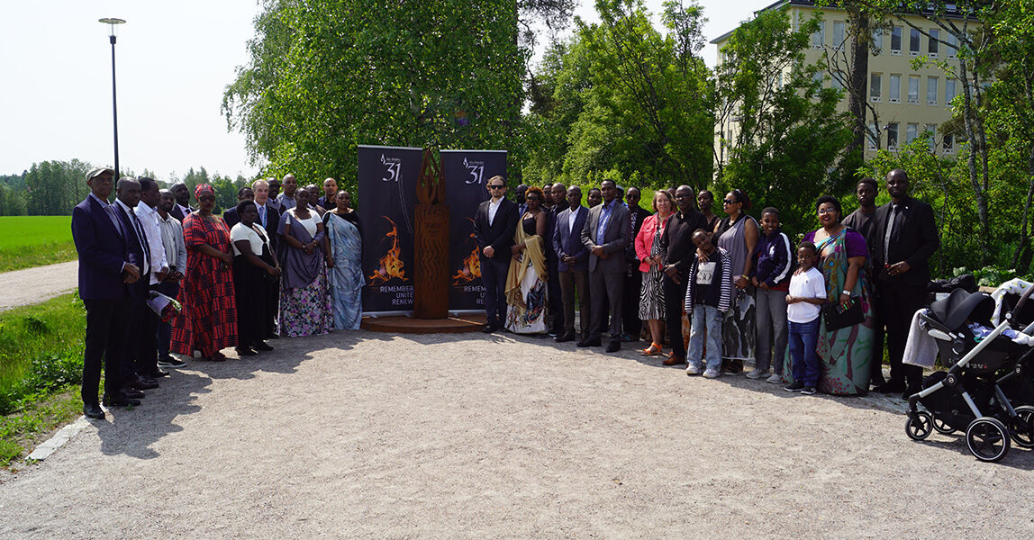 Gruppen från Rwanda och Finland som arbetat för att få installationen på plats.