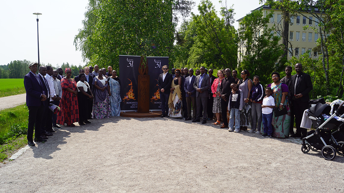 Gruppen från Rwanda och Finland som arbetat för att få installationen på plats.