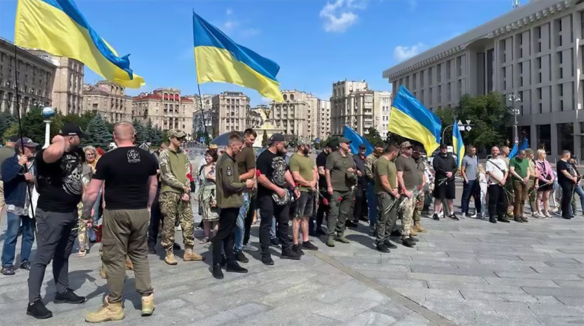 Ukrainska civila och militärer protesterar mot Kiev-regeringen och Zelensky, 25 juni 2025.