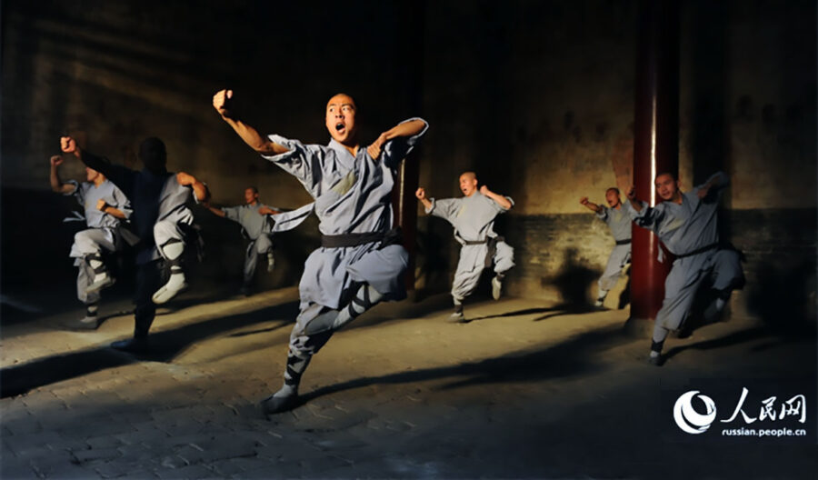 Shaolin-munkar visar upp kung fu i Kina.