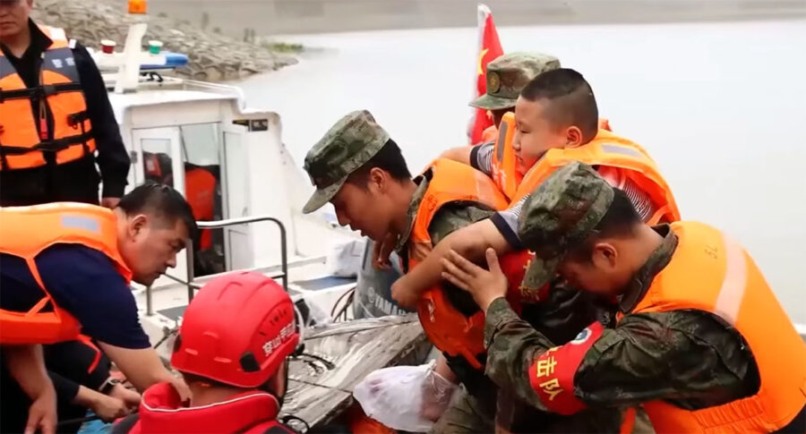 Den kinesiska armén (PLA) bidrar till katastrofhjälpsinsatser i Asien. Foto: People's Daily