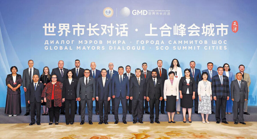 Gäster poserar för en gruppbild före öppningsceremonin för Global Mayors Dialogue-SCO Summit Cities-evenemanget 2025