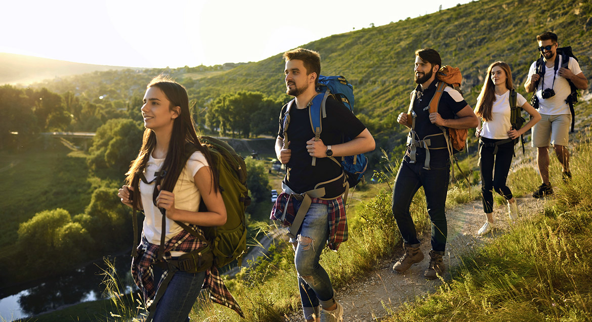 Temabild på ungdomar som vandrar i naturen.