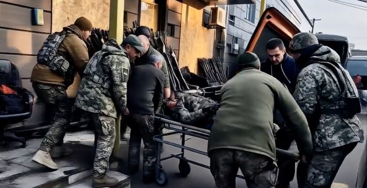 Ukrainska soldater tar hand om en skadad soldat