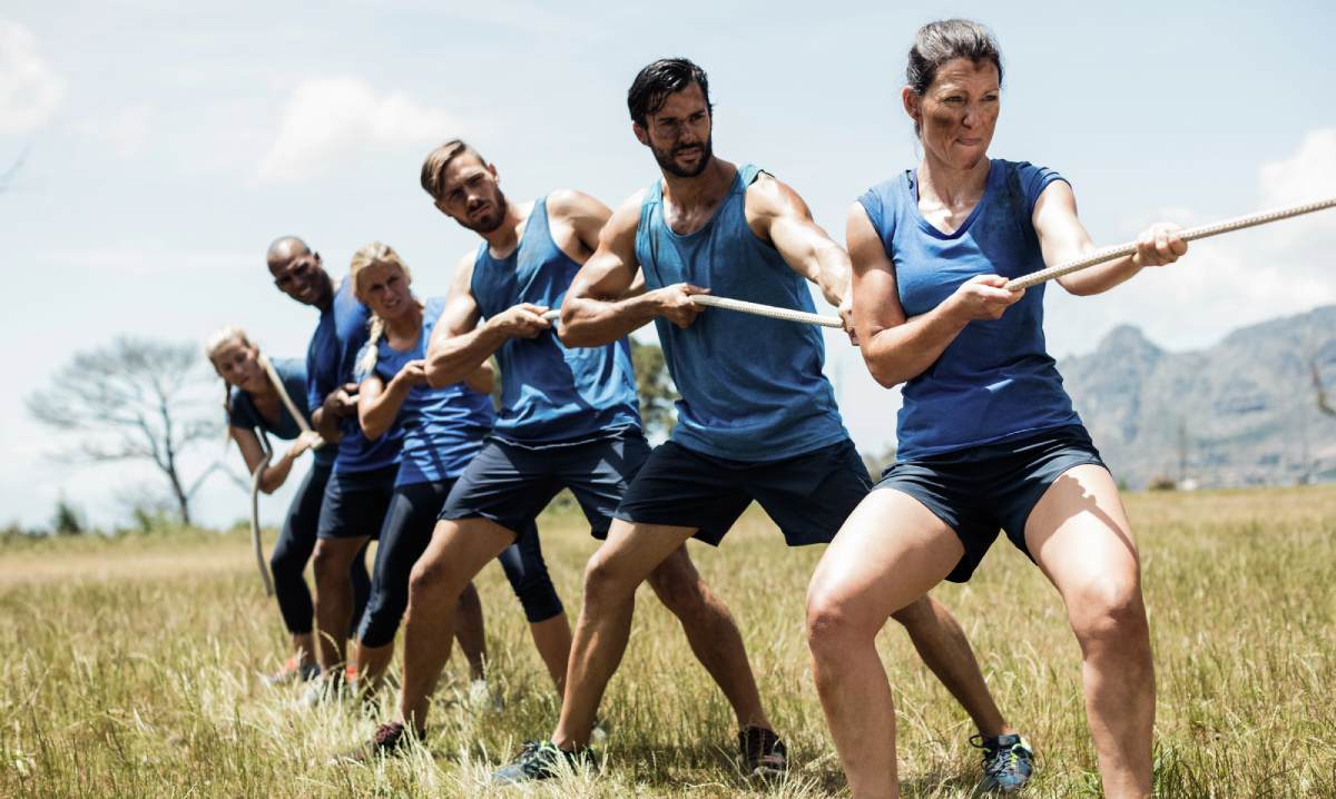 Människor som samarbetar åt samma håll