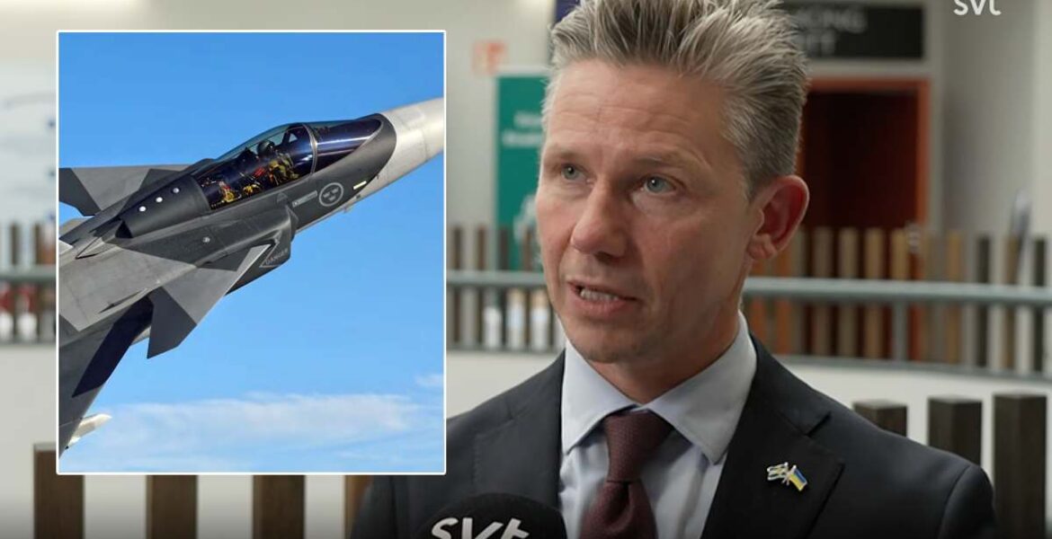 Försvarsminister Pål Jonson och JAS Gripen E