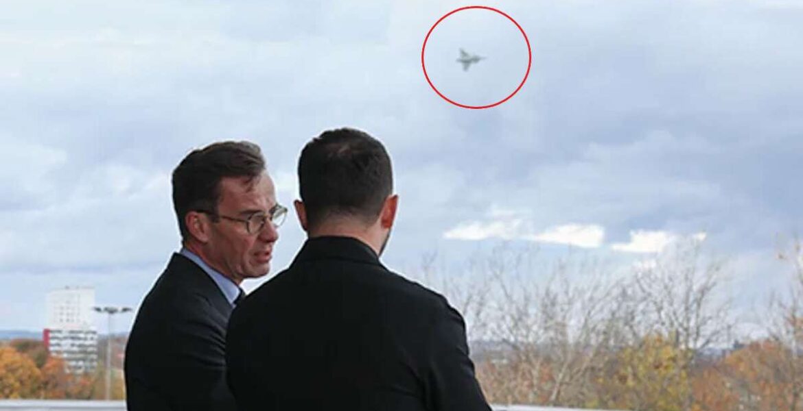 Ulf Kristersson och Ukrainas president Volodymyr Zelenskyj får en förevisning av JAS Gripen