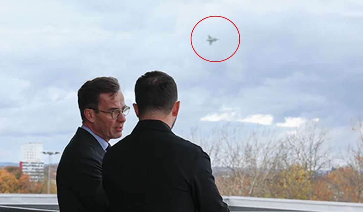 Ulf Kristersson och Ukrainas president Volodymyr Zelenskyj får en förevisning av JAS Gripen