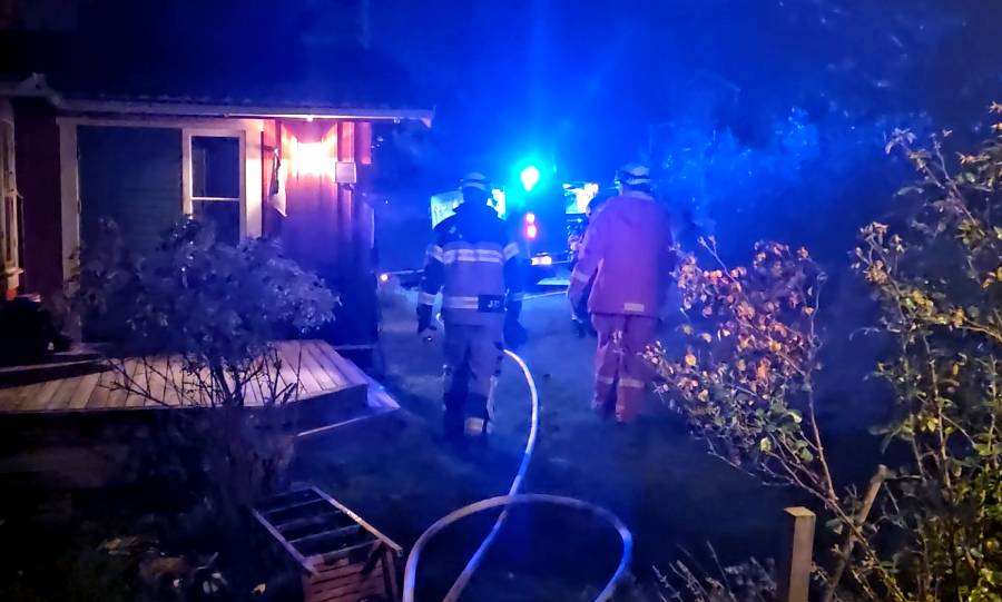 Brandmän från Nynäshamn, Södertörn och Muskö hjälpte till att släcka branden i Angnästorpet