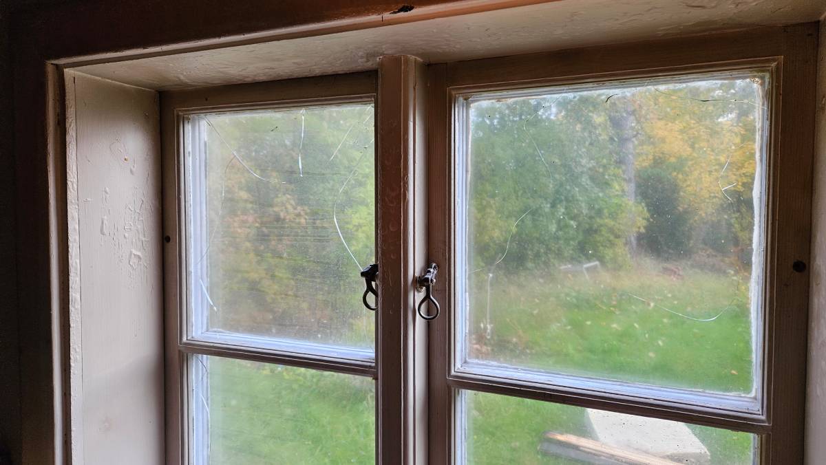 Brandskadade fönster (alla tre fönster fick spruckna rutor) efter brand i Angnäset på Muskö